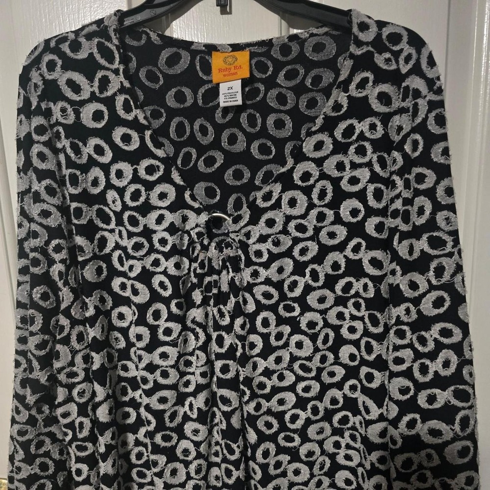 Ruby Rd Woman 2X Blouse Black White Circle Print V-Neck Ring Detail Long Sleeve